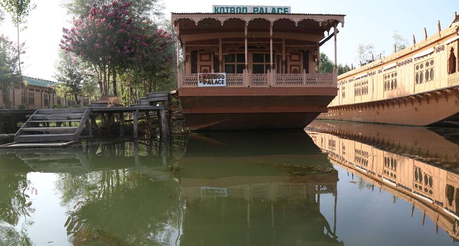Kotroo Palace Houseboat, Srinagar 3